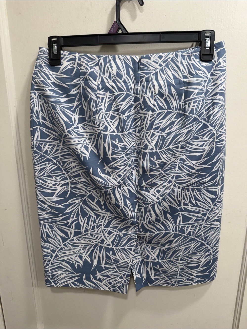 🩷 2 for $20! NWT Ann Taylor Blue and White Leaf-Print Pencil Skirt - medium - Picture 3 of 8